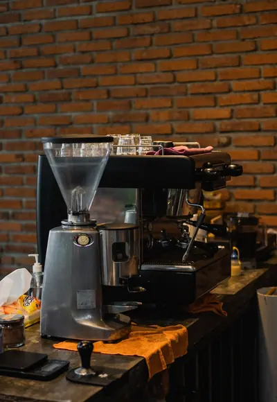 Espressomaschine und Kaffeemühle auf einer Café-Theke