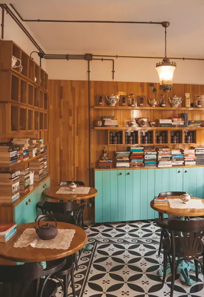 Gemütliches Café-Interieur mit Holzregalen und Büchern