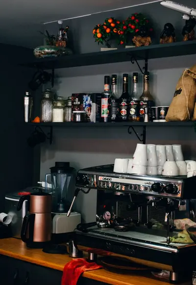 Café-Theke mit Espressomaschine und gestapelten Tassen