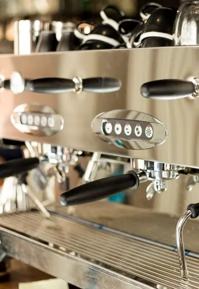 Chromglänzende Espressomaschine in einem Café