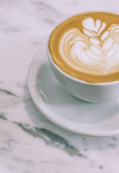 Cappuccino mit Latte Art auf einem Marmortisch