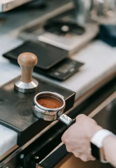 Siebträger und Tamper auf einer Barista-Theke